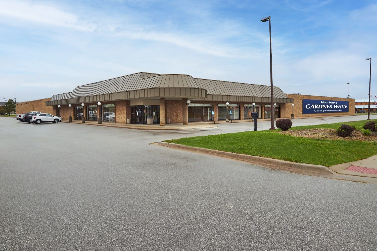 Storefront image of Gardner White's Saginaw location