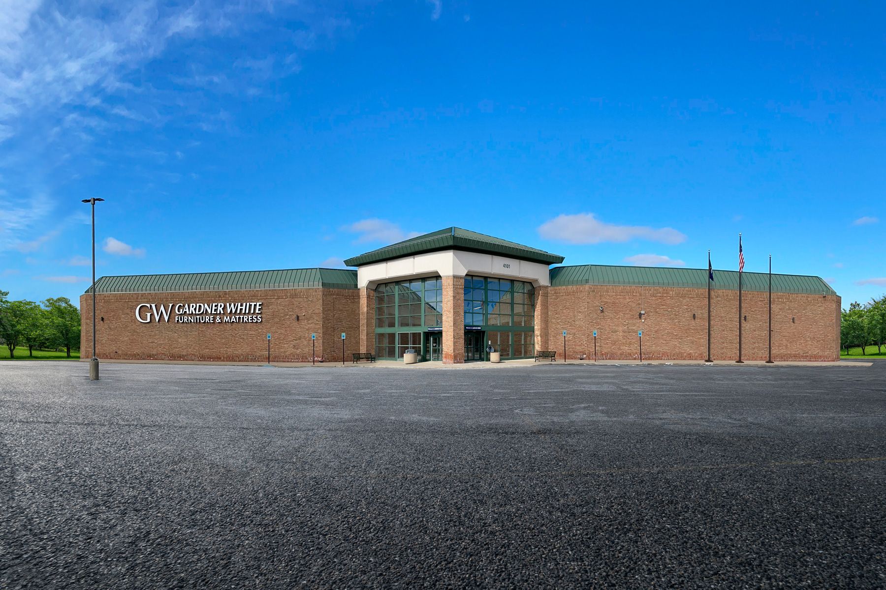Storefront image of Gardner White's Howell location