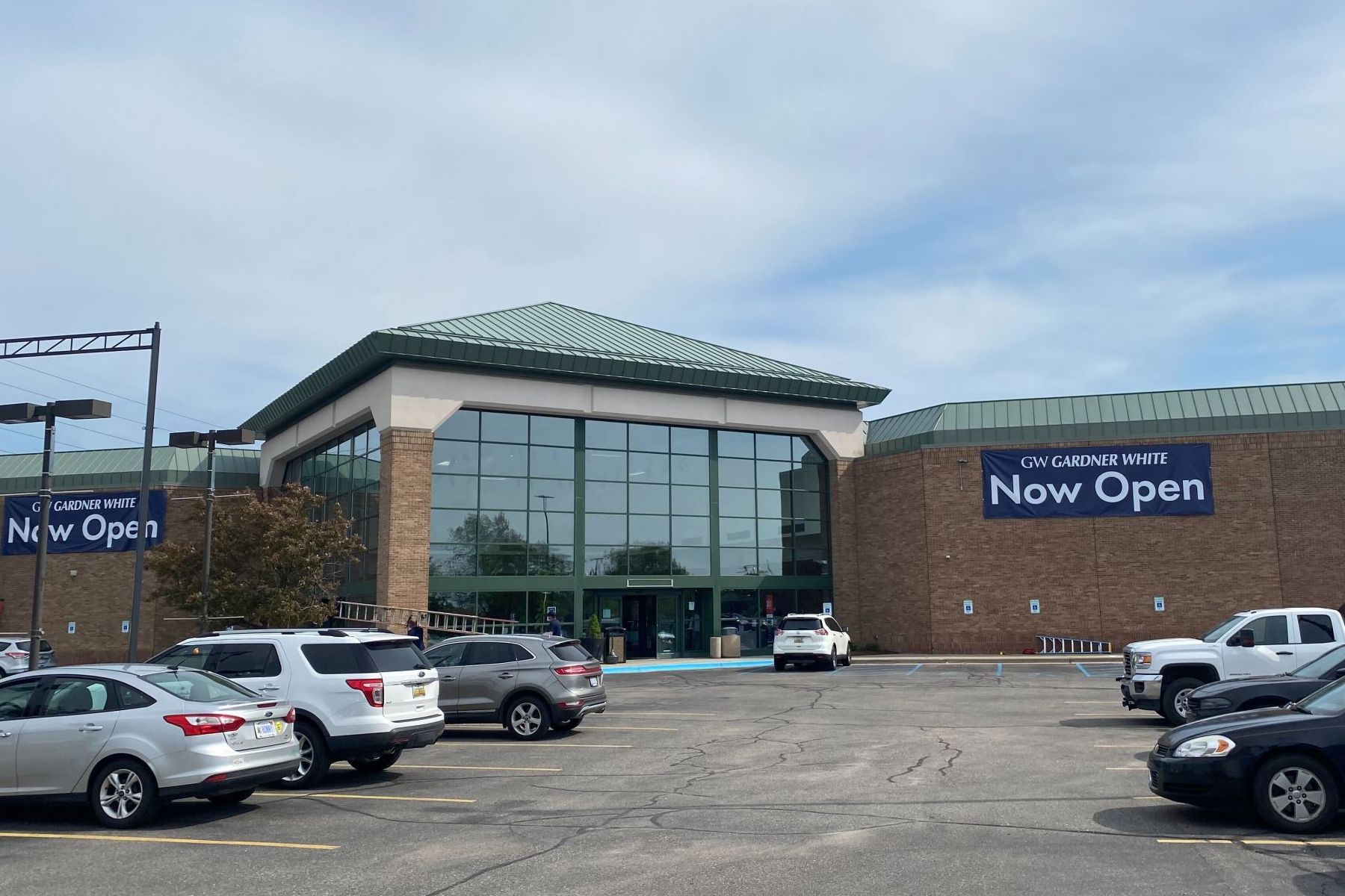 Storefront image of Gardner White's Warren - 14 Mile Road location
