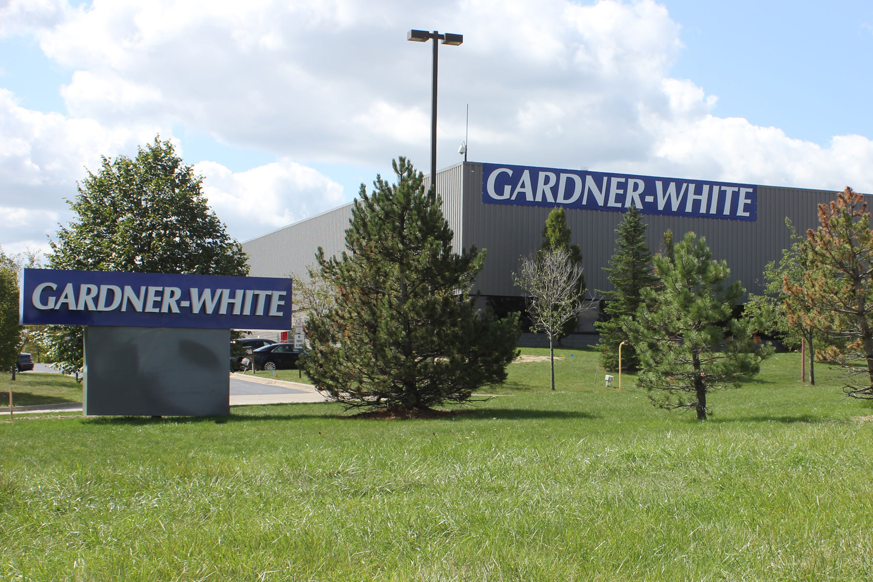 Storefront image of Gardner White's Warehouse (Auburn Hills) location